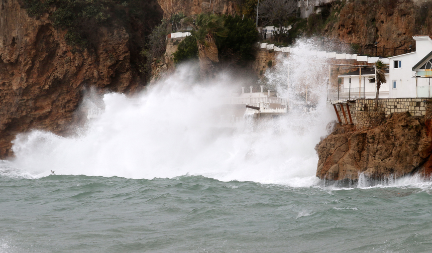 Antalya’da Sis ve Kuvvetli Rüzgar
