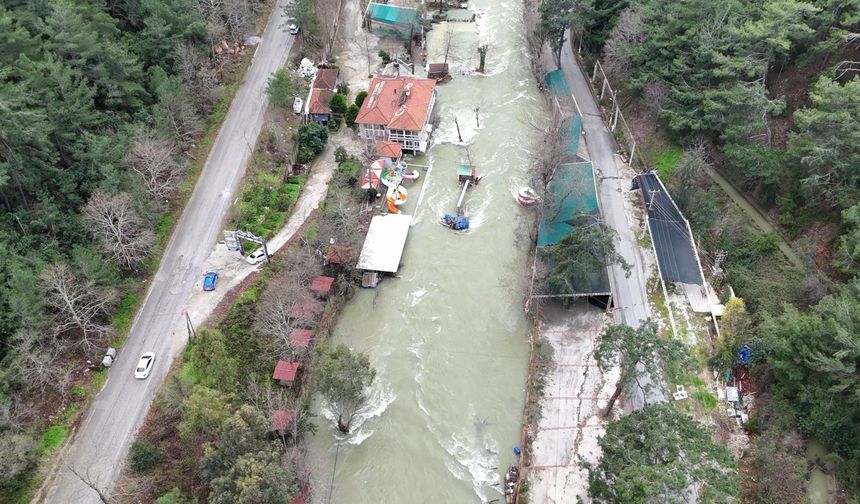 Alanya'da Debi Yükseldi, Çay Kenarındaki İşletmeler Sele Kapıldı