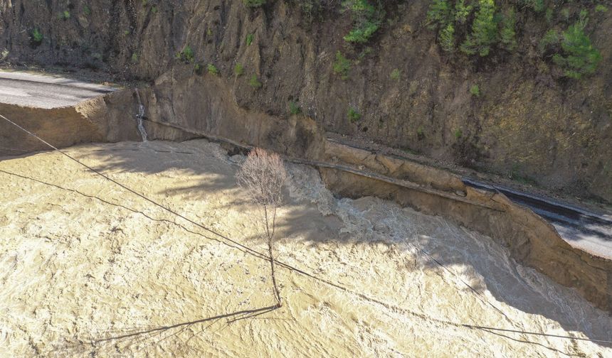 Gazipaşa’da Heyelan Yolu Yuttu