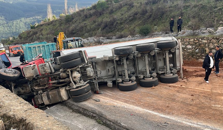 Virajı alamayan kamyon iki otomobile çarptı: 1 ölü, 3 yaralı.