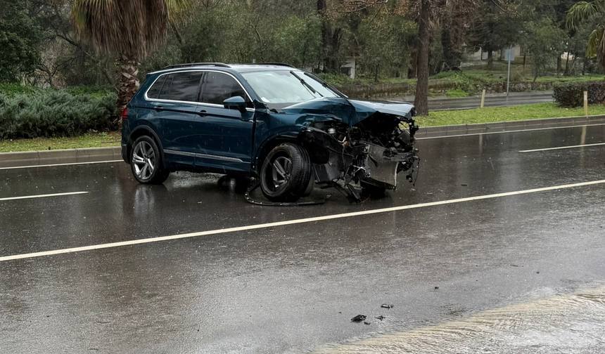 Antalya’da Yağışlı Havada Kaza Ucuz Atlatıldı