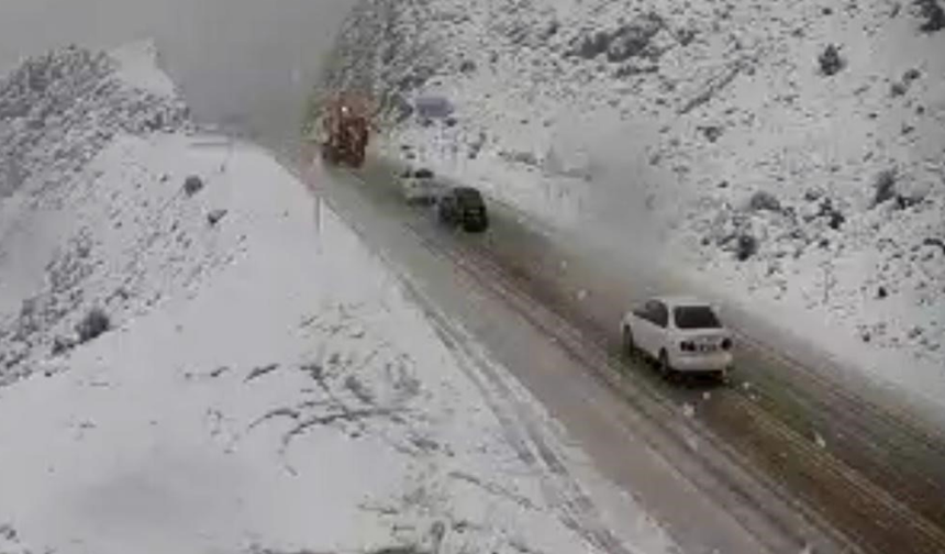 Antalya'nın Bin 825 Rakımlı Alacabel Mevkiinde Kar Yağışı Başladı