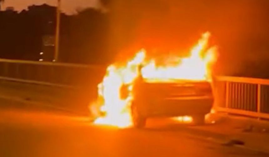 Çarpışan Otomobillerden Biri Yandı