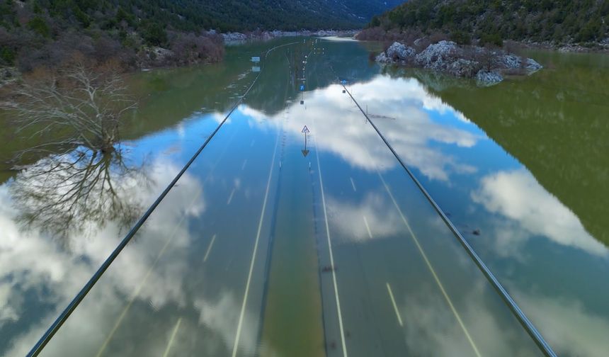 Yağmur Suyu İle Dolan Antalya- Konya Yolu, Ulaşıma Kapandı