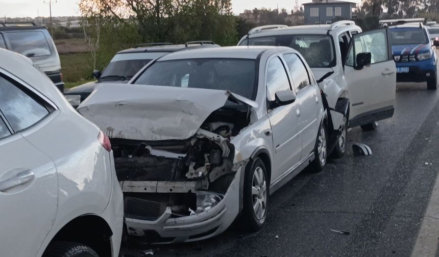 Kırmızı Işıkta Bekleyen Araçlara Çarpan Sürücü: 4 Yaralı