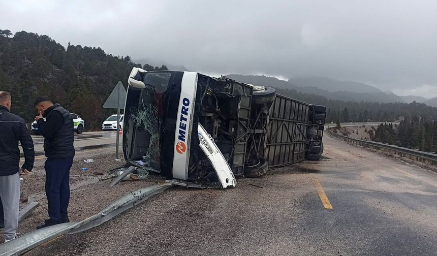 Konya-Antalya Yolunda Yolcu Otobüsü Devrildi: 15 Yaralı
