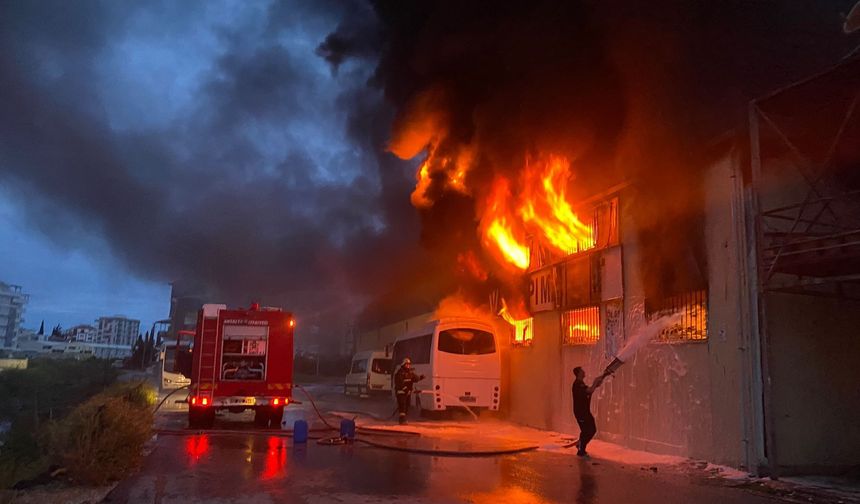 Antalya'da İnşaat Malzemeleri Deposunda Yangın