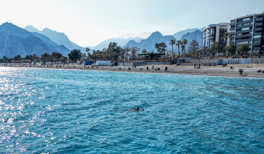Antalya'da Sahilde Deniz, Zirvede Kayak Keyfi