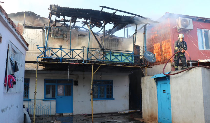 Antalya’da 2 Katlı Ev Sobadan Çıkan Yangında Küle Döndü