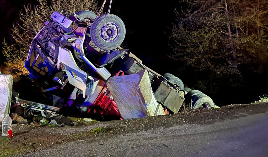 Kamyon Şarampole Devrildi: 1 Ölü, 1 Yaralı