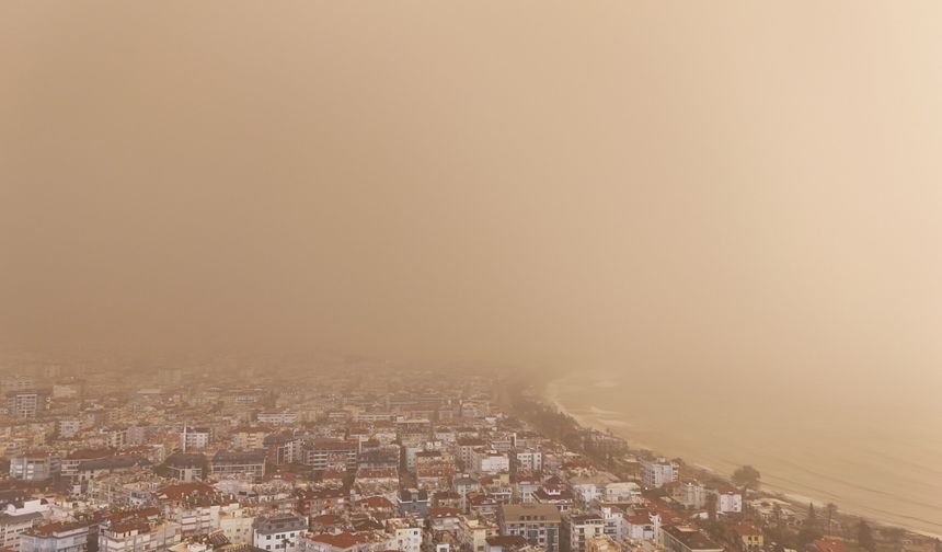 Antalya’da Sahra Tozu Çamur Yağmuruna Dönüştü