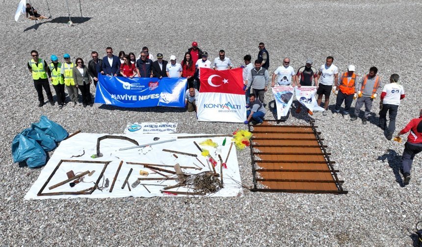 Konyaaltı Sahili’nde Deniz Dibi ve Kıyı Temizliği Yapıldı