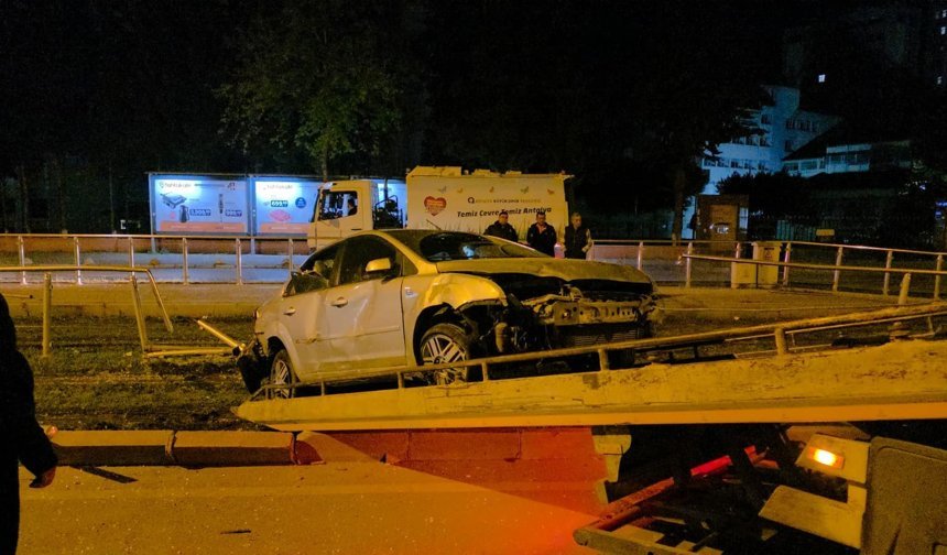 Antalya'da Alkollü Sürücü Tramvay Durağına Daldı