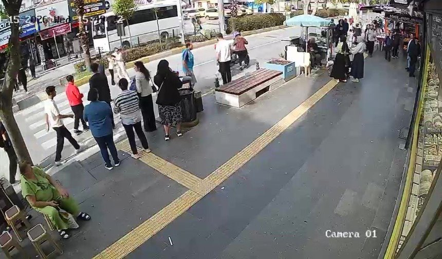 Motosikletli Yayalara Çarpıp Kaçtı