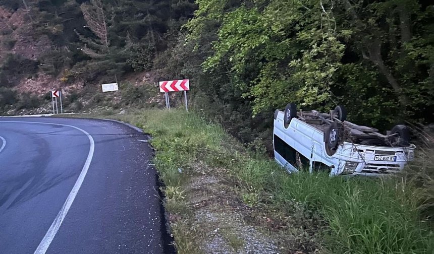 Gazipaşa' da Minibüs Yoldan Çıktı: 2 Yaralı
