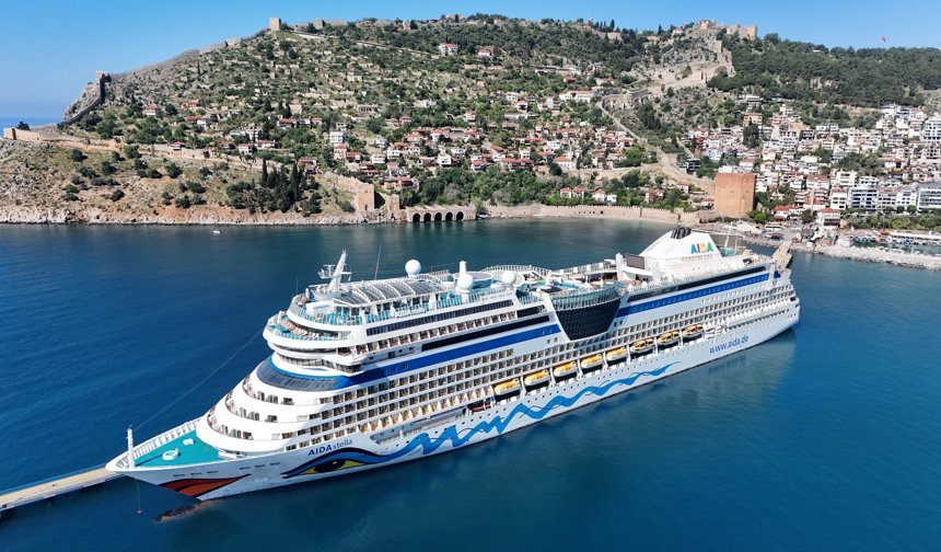 Alanya'ya Lüks Kruvaziyer İle 2 Bin Turist Geldi