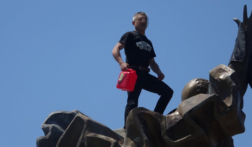 Anıtın Tepesinde Kulaklık Takıp Dans Etti