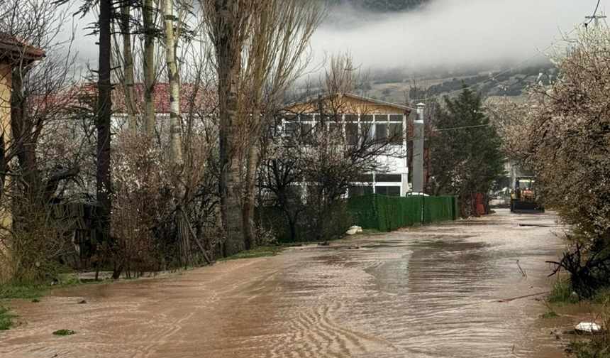 Antalya'da Dereler Taştı, Tarım Alanlarını Su Altında Kaldı