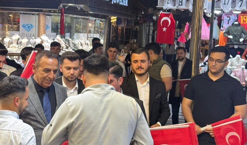 23 Nisan'da Bayrak Dağıttılar