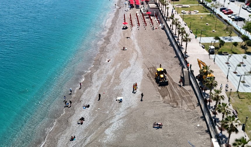 Konyaaltı Sahili'nde Sezon Öncesi Hazırlıklar Başladı