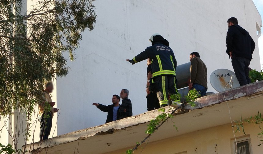 Çatıya Çıkıp Benzin Döktü: Gazeteci Oyaladı, Polis Yakaladı