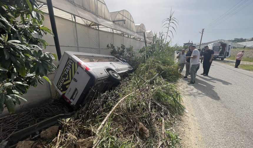 Antalya'da Okul Servisi Şarampole Devrildi