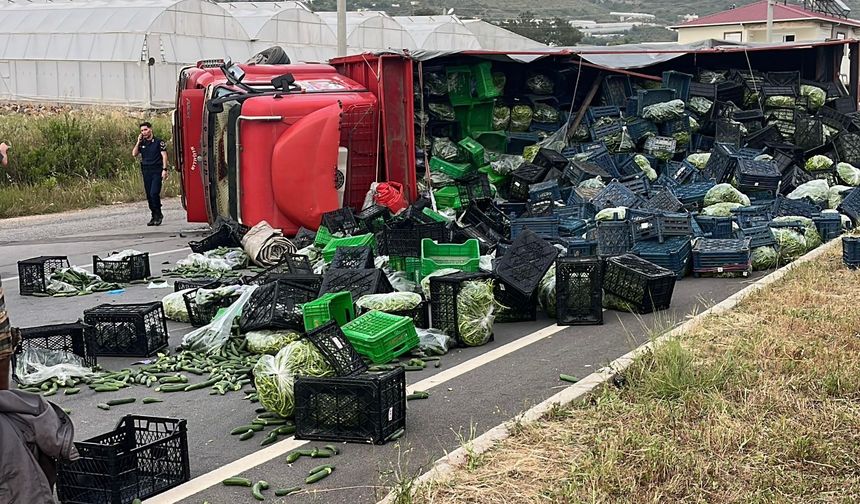 Antalya'da Sebze Yüklü Kamyon İle Motosiklet Çarpıştı
