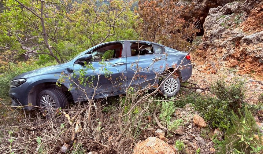 Otomobil Şarampole Yuvarlandı:3'ü Çocuk 5 Kişi Yaralandı