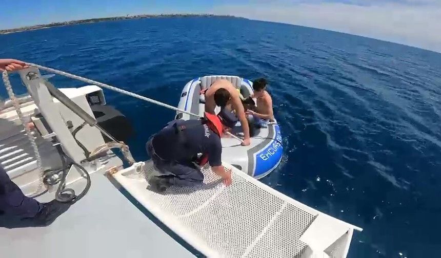 Şişme Botları Patlayan 2 Genci Sahil Güvenlik Kurtardı