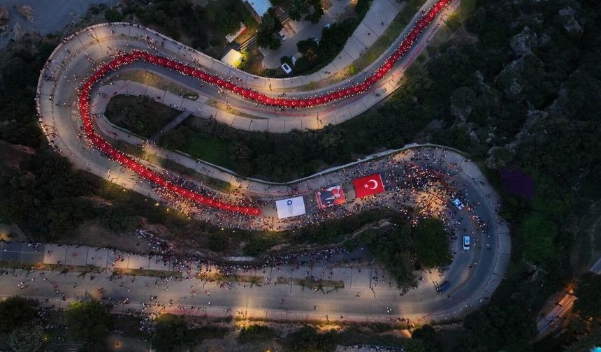 Antalya'da 400 Metrelik Türk Bayrağıyla Fener Alayı