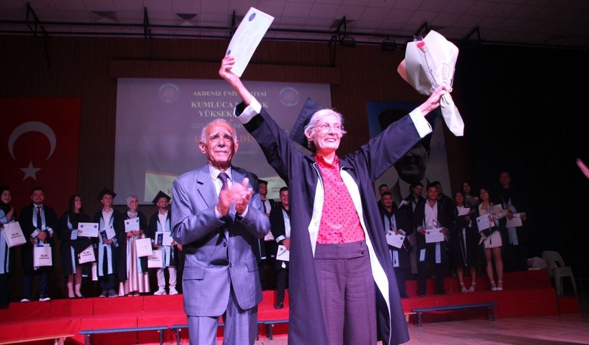 70 Yaşında Mezun Oldu, Diplomasını Oğlu Verdi