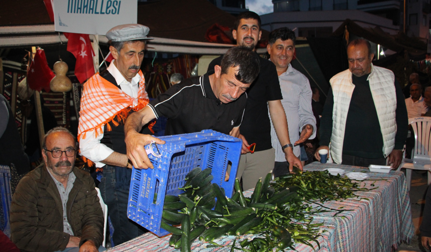 Çocukluk Hatırası İçin 1 Ton Salatalık Dağıttı