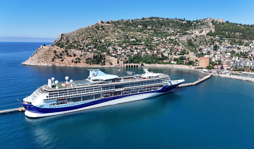 Alanya'ya Lüks Kruvaziyer İle Bin 767 Turist Geldi