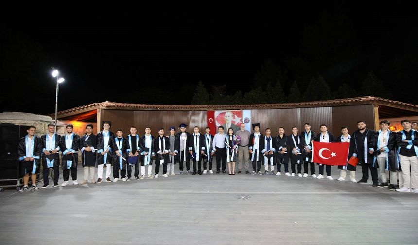 59 Erkek Öğrenci Arasında Tek Kız Olarak Mezun Oldu