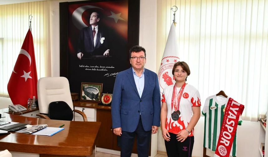 Bilek Güreşindeki Başarısıyla İlçenin Gururu Oldu
