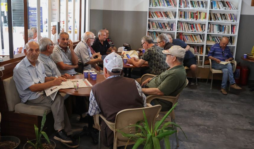 Emeklilere Ücretsiz Çay ve Su İkramıyla Kütüphane İmkanı