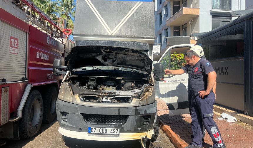 Park Halindeki Nakliye Kamyonunda Motor Yangını