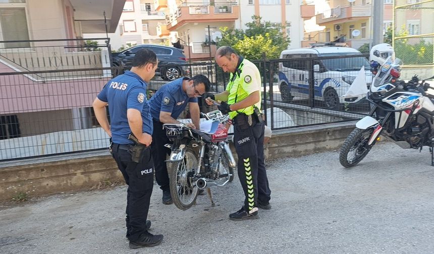 Polisi karşısında görünce motosikleti bırakıp kaçtı