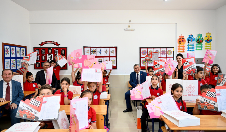 Antalya'da 484 bin 576 öğrenci karne heyecanı yaşadı