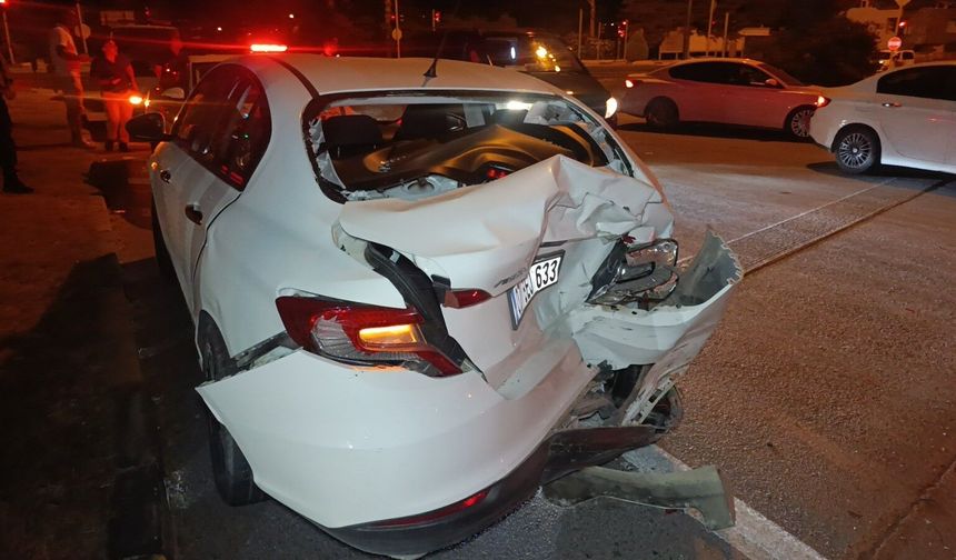 Kırmızı ışıkta bekleyen otomobile tur minibüsü çarptı