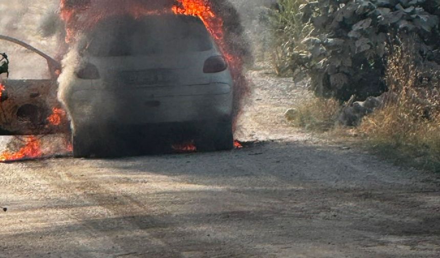 Antalya'da seyir halindeki otomobil alev topuna döndü
