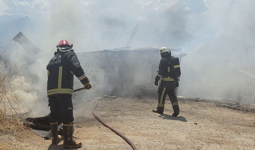 İnşaat malzemelerinin bulunduğu baraka yandı