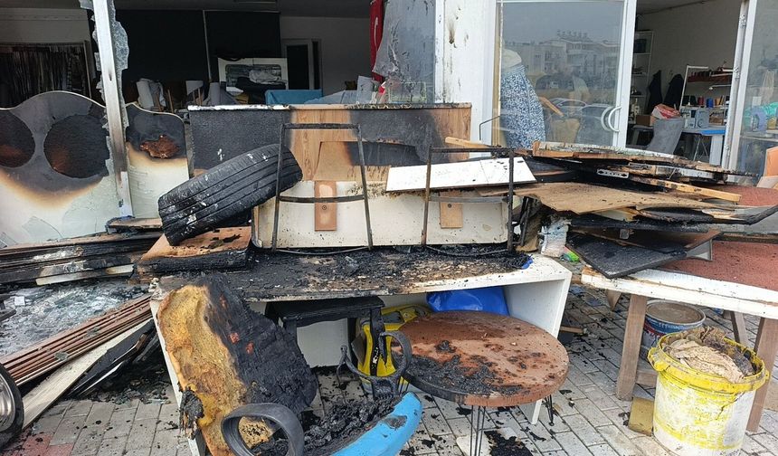Patlama sesine uyandı, yangını büyümeden fark etti