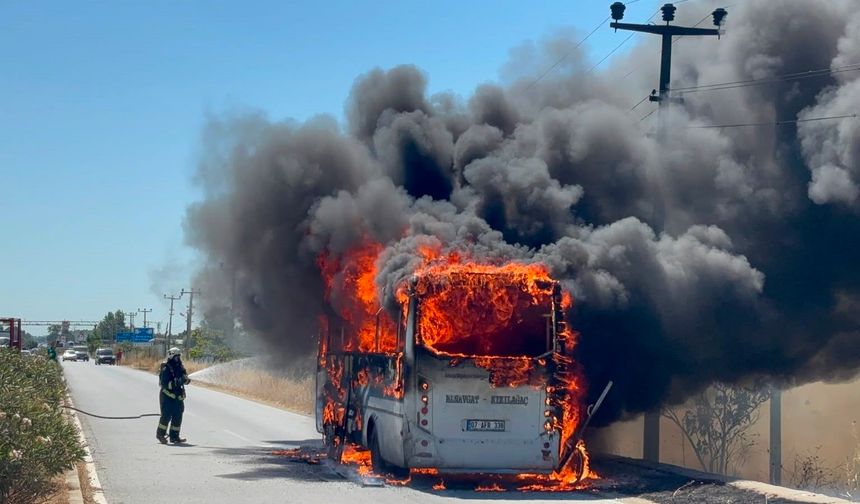 Antalya’da yolcu midibüsü alev alev yandı