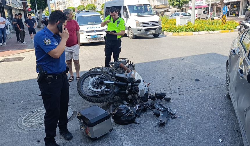 Motosikletli çarpışmanın etkisiyle havaya savruldu