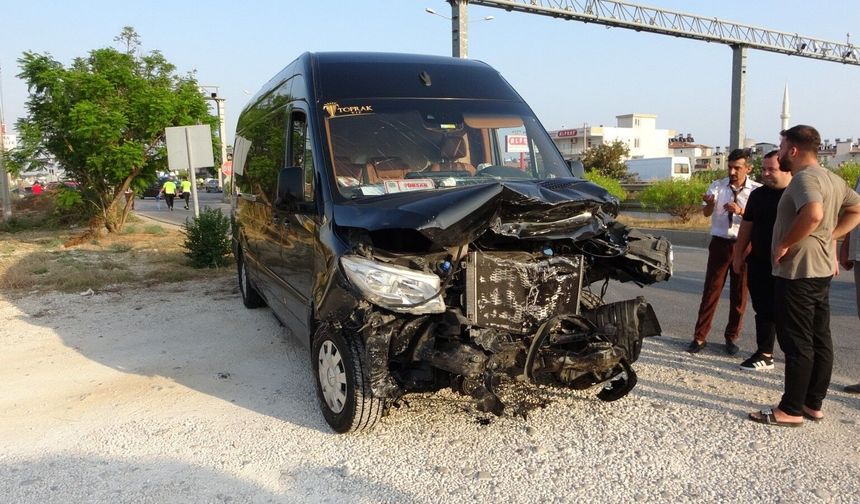 Antalya'da 4 araçlı zincirleme kaza: 6'sı turist 7 yaralı