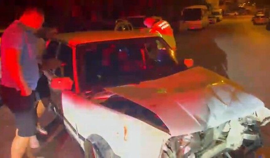 Alkollü sürücü park halindeki araçlara çarptı