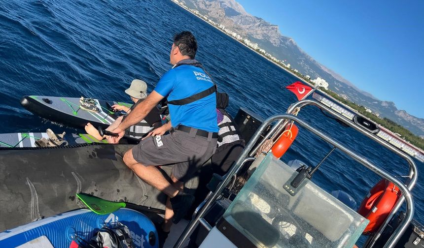 2 Mil açığa sürüklenen 38 SUP'cuyu deniz polisi kurtardı