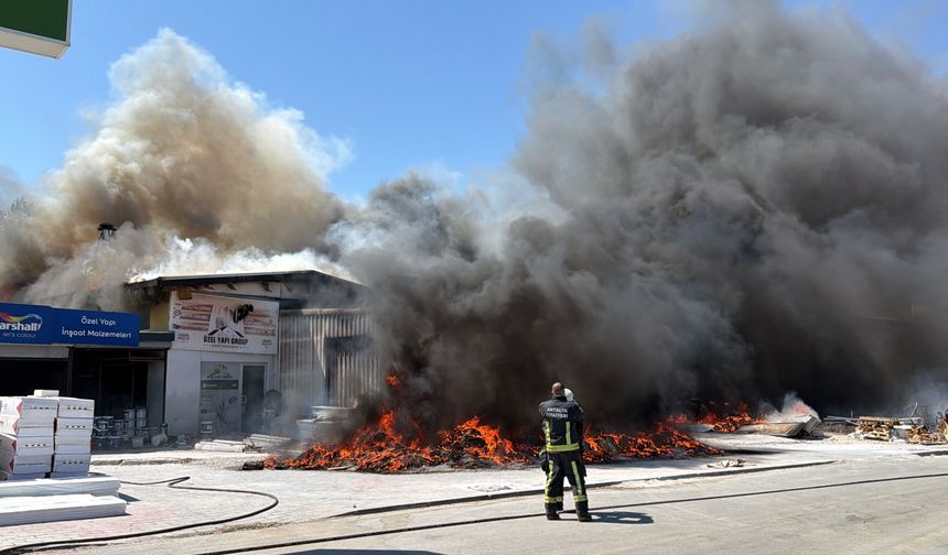 Gazipaşa’da inşaat malzemeleri deposunda yangın