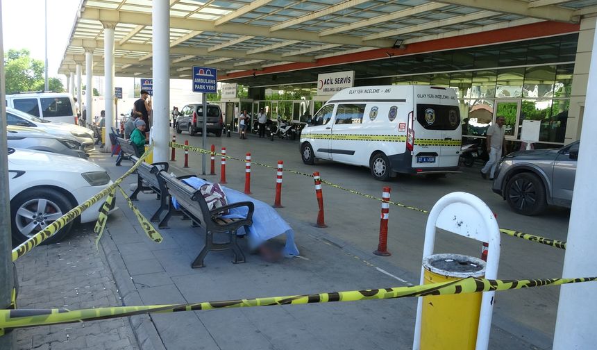 Hastane çevresinde yaşayan evsiz şahıs bankta ölü bulundu